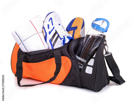 torba-sportowa-z-recznikiem-trampkami-i-butelka-do-picia