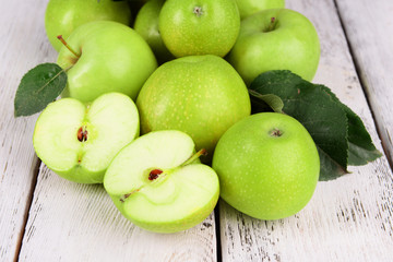 Wall Mural - Ripe green apples on wooden background