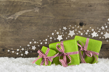 Fototapete - Weihnachtsgeschenke in grün mit rot weiß karierter Schleife