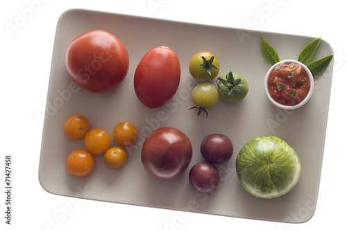 Fotografía Verschiedene Tomaten und Tomatensauce auf Teller