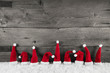 Weihnachtlicher Hintergrund Holz grau mit Weihnachtsmützen rot