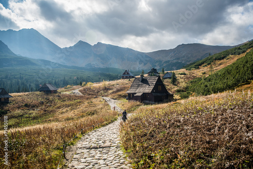 Board z aluminiowym obramowaniem Hala gasienicowa in tatra mountains