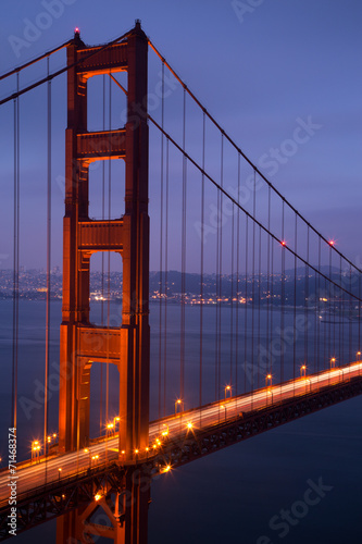 Obraz na płótnie canvas Most podświetlany golden gate o zmierzchu, san francisco
