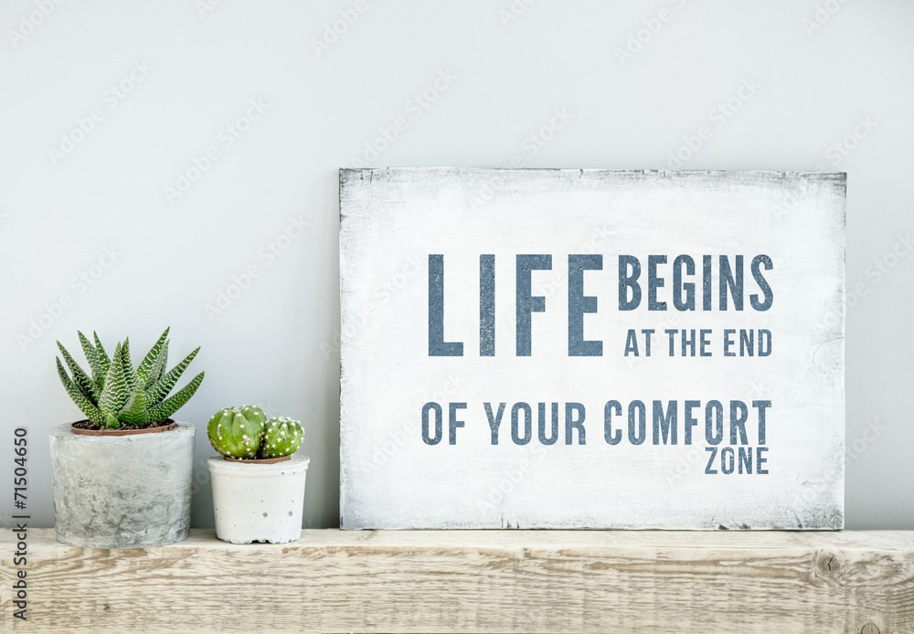 motivational poster quote LIFE BEGINS AT THE END OF COMFORT ZONE - obrazy, fototapety, plakaty 