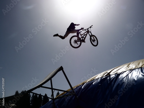 Plakat na papierze fotorealistycznym Dirtbike jeździec bmx skacze przed słońcem