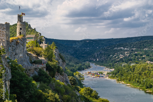 Plakat na papierze fotorealistycznym Aiguèze wzdłuż kanionu rzeki ardeche we francji.