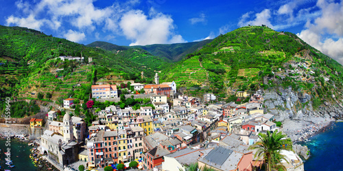 Board z aluminiowym obramowaniem Panorama Vernazza - piękna nadmorska wioska w Cinque Terre