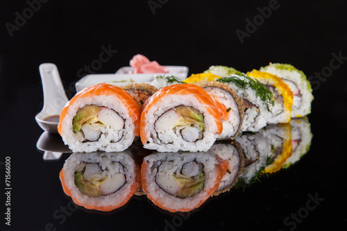 Naklejka samoprzylepna Kawałki sushi na czarnym kamieniu