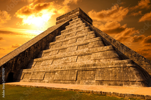 Obraz na płótnie canvas czteroczęściowy "tetraptyk" El castillo z Chichen Itza. 