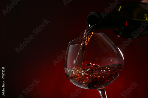 Naklejka samoprzylepna Czerwone wino wlewając do kieliszka, zbliżenie