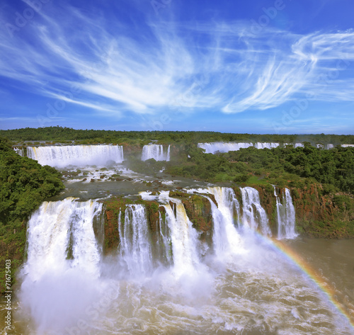 Tapeta ścienna na wymiar The rainbow costs over water streams.