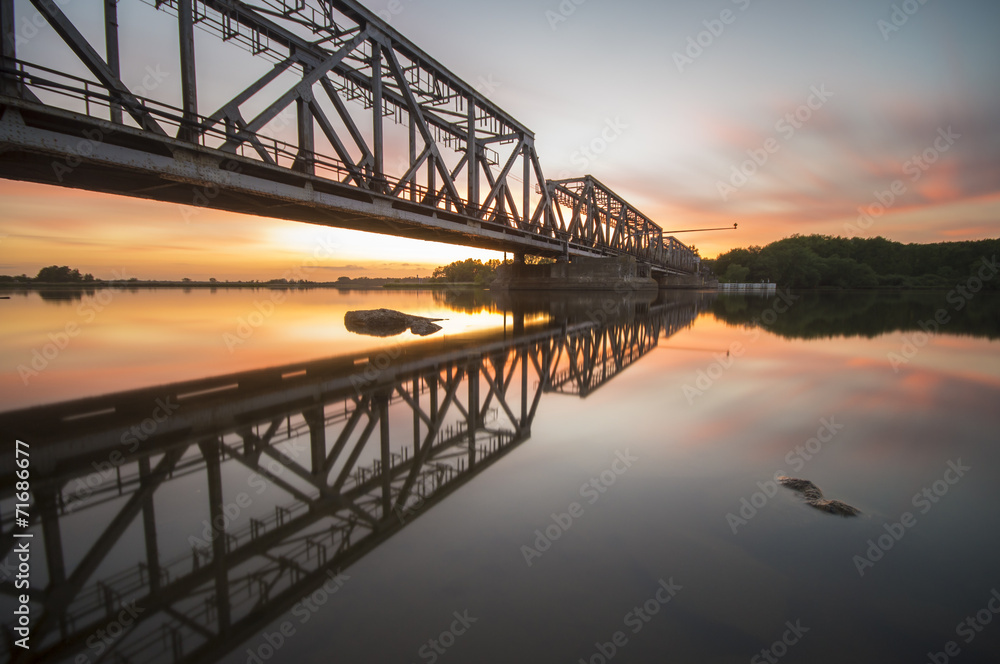 żelazny,kolejowy most zwodzony na rzece Odrze - obrazy, fototapety, plakaty 
