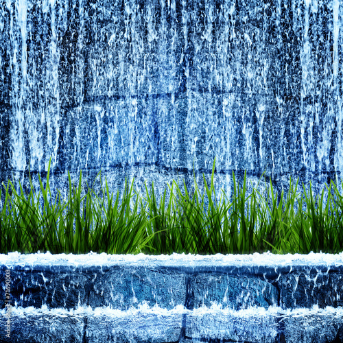 Naklejka dekoracyjna Trawa na tle niebieskiej ściany z wodospadem