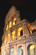 Majestatyczne Coloseum w Rzymie nocą, Włochy