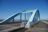 Fototapeta Mosty linowy / wiszący - 水色の橋と青空