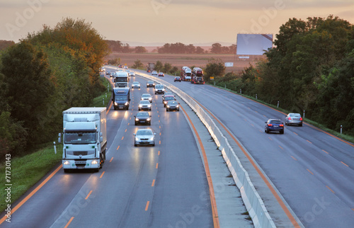 Naklejka samoprzylepna Autostrada z samochodami i ciężarówką