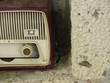 Altes Radio in einer Mauernische aus Sandstein in Beige und Naturfarben auf der Terrasse eines Landhaus im Sommer in Alacati bei Cesme am Ägäischen Meer in der Provinz Izmir in der Türkei