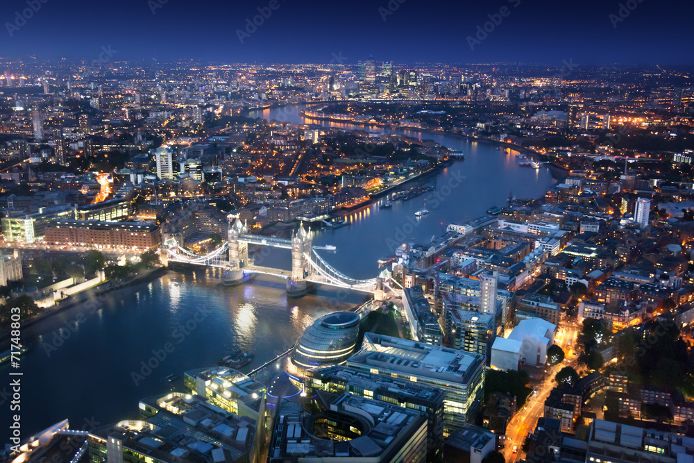 London at night with urban architectures and Tower Bridge - obrazy, fototapety, plakaty 