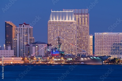 Board z aluminiowym obramowaniem Nam w połowie drogi i San Diego
