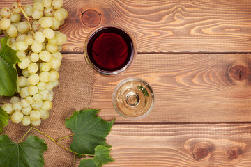 Wall Mural - Red and white wine glasses and bunch of grapes