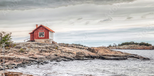 Fotografía Red house at sea shore in dull colors at autumn