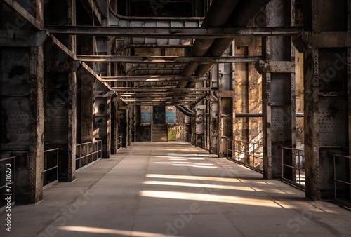 Naklejka na drzwi Large industrial hall of a repair station