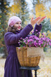 © GalinaB - Красивая девушка, ловит в ладони первый снег