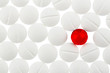 Tabletten in Weiß und Rot