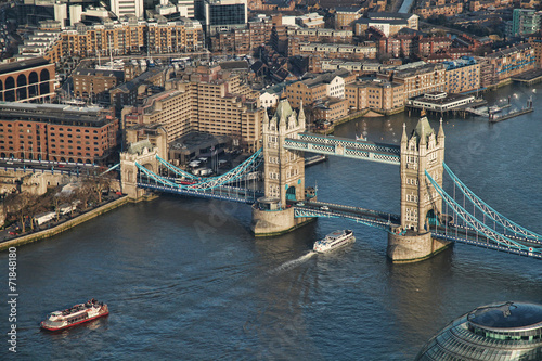 Naklejka samoprzylepna Tower Bridge z łodzi w Londynie, w Anglii