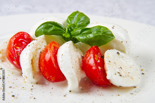 Obraz na płótnie canvas Buffalo mozzarella z pomidorami i bazylią