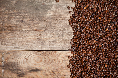 Nowoczesny obraz na płótnie Coffee beans on wood table