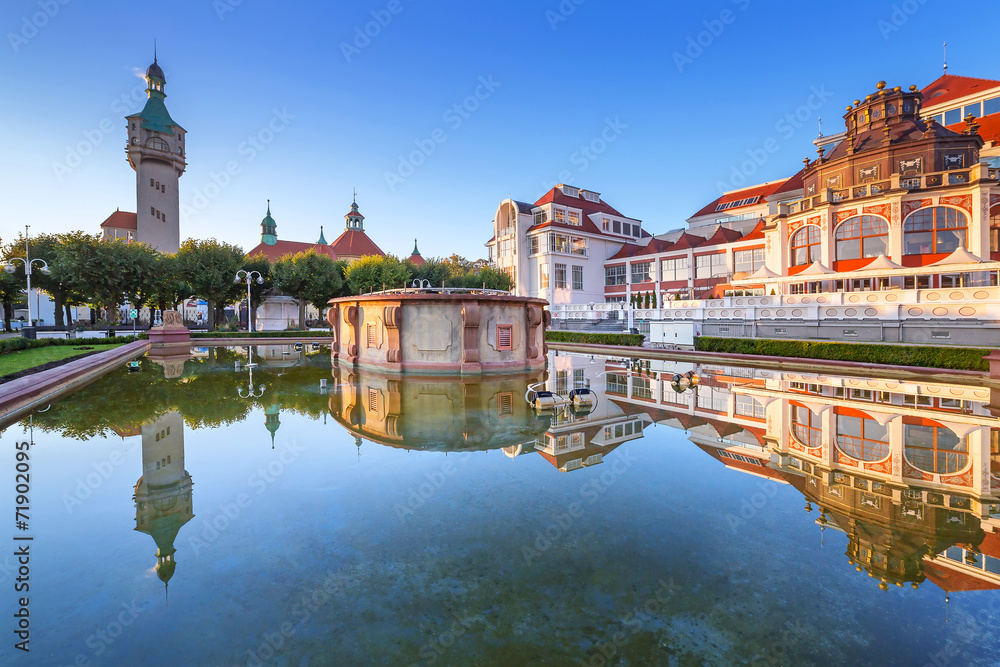 Baltic architecture of Sopot reflected in the fountain, Poland - obrazy, fototapety, plakaty 