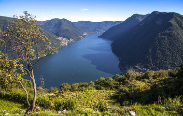 Fototapete - Panoramic view of Lake Como from the small town of Pigra