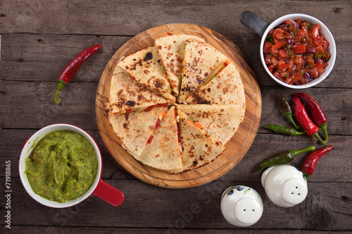 Fotografía Quesadillas con salsa de guacamole y salsa