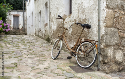 stary-retro-rower-na-kamiennej-hiszpanskiej-uliczce