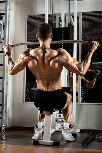 Obraz w ramie Umięśniony mężczyzna ćwiczący na siłowni