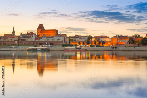 Plakat na papierze fotorealistycznym Toruń stare miasto odzwierciedlenie w Wisła rzeka o zachodzie słońca, polska