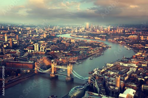 Fotoboard na płycie Londyn widok z lotu ptaka z mostu tower bridge w czasie zachodu słońca