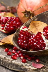 Canvas Print - fresh pomegranate on wooden background