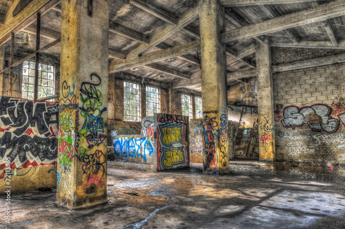 Naklejka na drzwi Empty derelict warehouse with concrete pillars