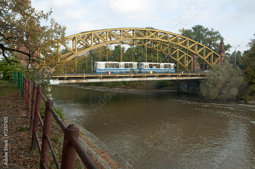 Naklejka dekoracyjna Tramwaj na moście