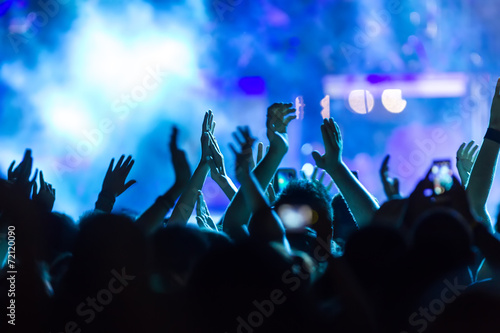 Plakaty koncert  osoby-robiace-zdjecia-smartfonem-dotykowym-podczas-muzyki
