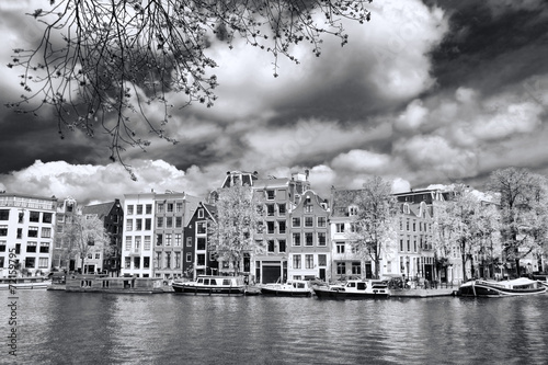 Plakat na papierze fotorealistycznym Amsterdam miasto z łodzi na kanał w Holandii