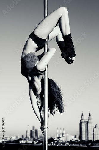 Naklejka na kafelki Young pole dance woman