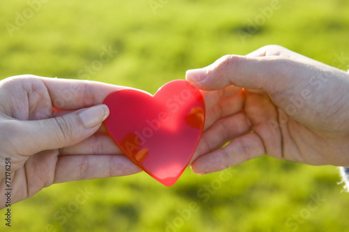 Fotografia Hand to pass the thing of red heart-shaped