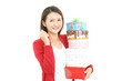 © Liza5450 - プレゼントを持った笑顔の女性