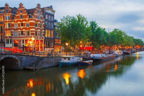 Tapeta ścienna Nocny widok na miasto z Amsterdamu kanał i most