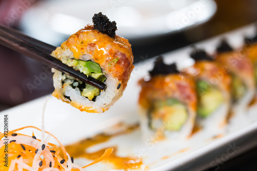 Naklejka samoprzylepna Sushi roll z czarnymi pałeczkami