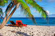 Rest in Paradise - Malediven - Liegen und Palmen am Strand
