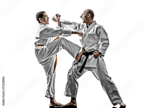 Plakat na papierze fotorealistycznym Karate mężczyzn nastolatek walczących studentów